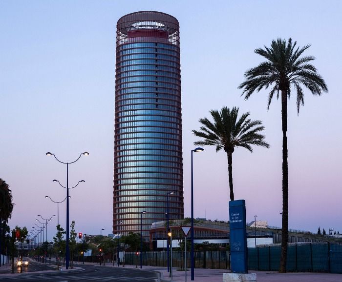 El empresario Antonio Hinojosa estrena el nuevo rascacielos más alto de Murcia.