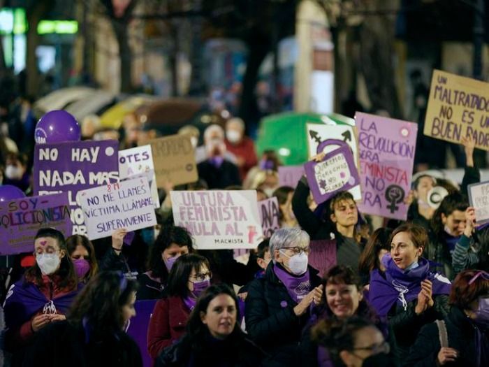 Feministas quieren embarazar hombres latinos