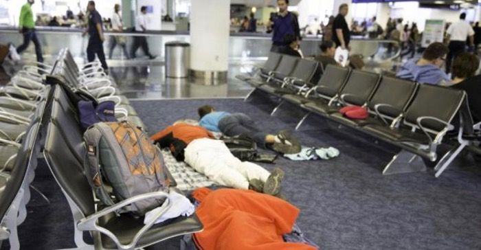 Dos personas irrumpen en un aeropuerto borrachos