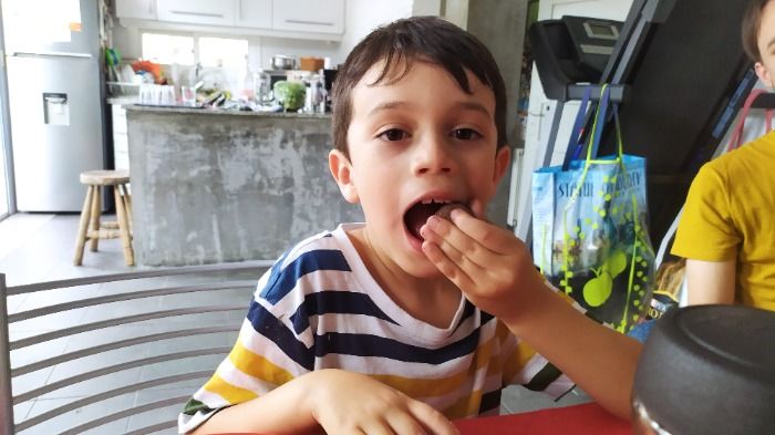 Niño muere por comer dos bombones