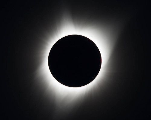 Estados Unidos copia a Chile y recibe eclipse con himno nacional