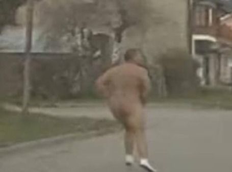 URGENTE Correntino desquiciado corre desnudo por la peatonal Salteña