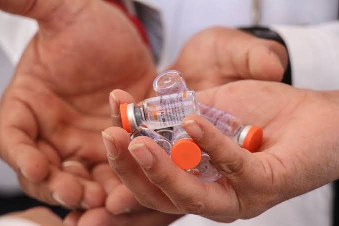 Se deja de producir vacuna contra covid-19 por escasez de UXIONO