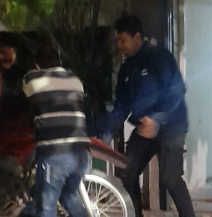 Inspectores municipales robando una moto