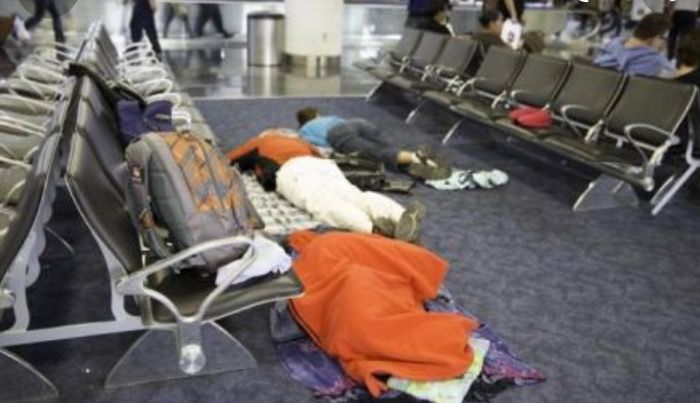 Una familia española viviendo en un aeropuerto de Holanda
