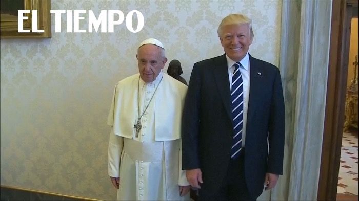 Donald Trump  se pelea con el Papa en la Capilla Sixtina.