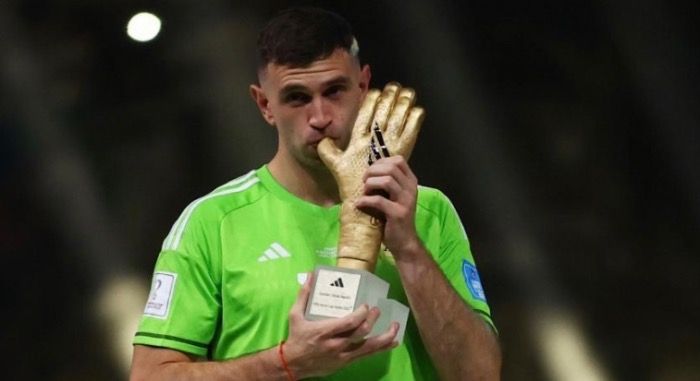 Diputado francés solicitó a la FIFA quitarle  el premio de mejor portero al Dibu Martínez por su polémico gesto