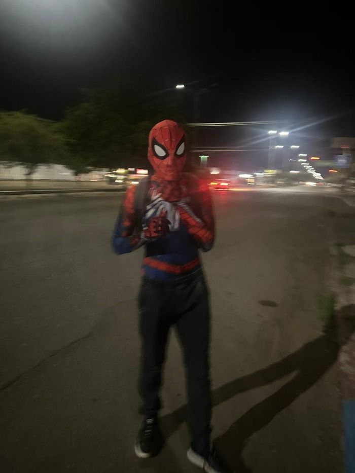 Hombre vestido de Spider-Man es visto acosando a personas en la noche por la tepeyac