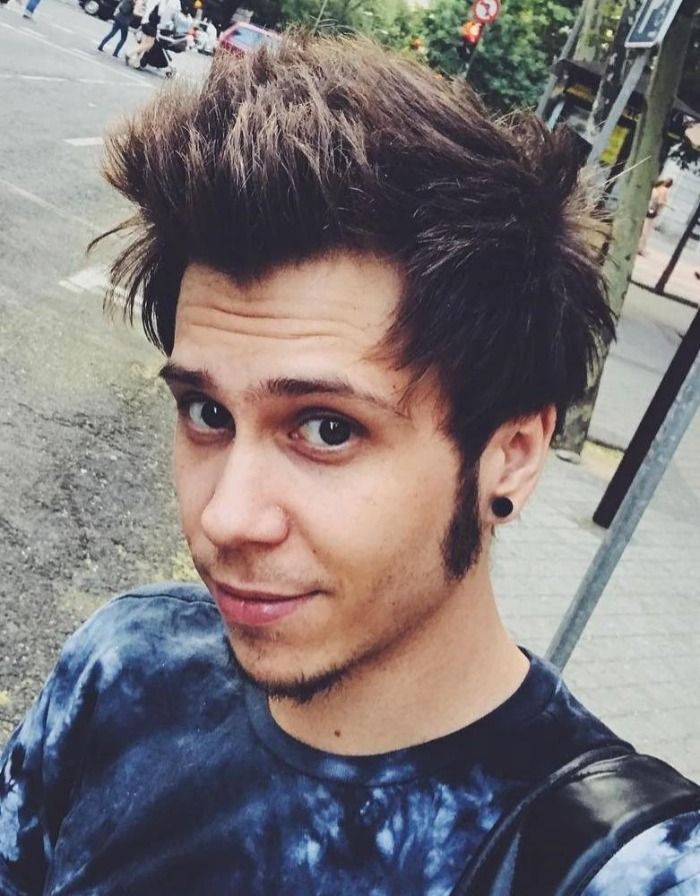 YouTuber famoso llamado elrubiusOMG se pasea por las calles de Toledo en un pueblo llamado Seseña