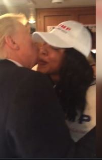 Donald Trump se encontró en un momento embarazoso mientras besaba a la africana Masali Baduza