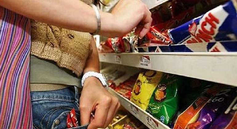 Una mujer de 29 años roba comida en un centro comercial
