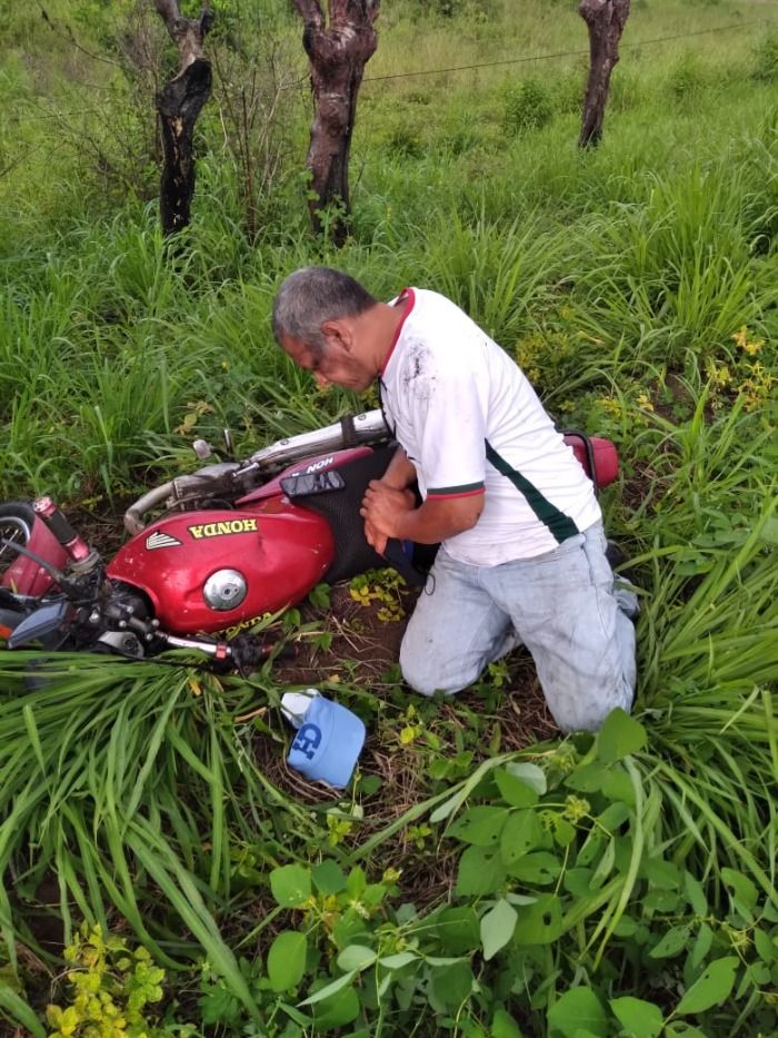 Motociclista derrapa tras perder control de su unidad en Veracruz