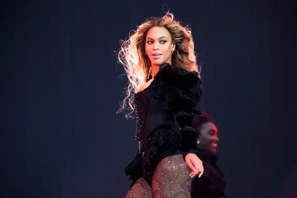 La cantante Beyoncé en estado crítico debido a las diversas puñaladas de una fan