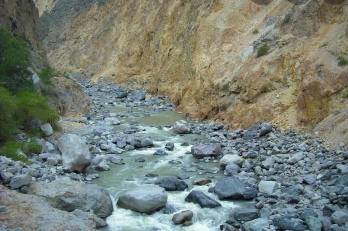 Descubren Río que trae piedras y pan caliente en Arequipa, Perú.