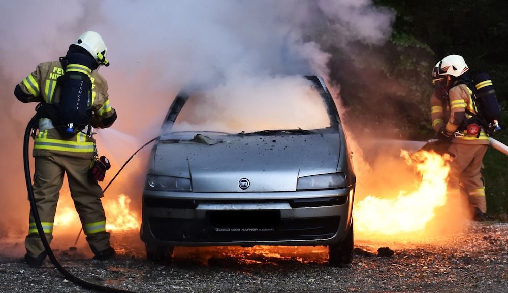 Tres adolescentes prenden fuego a varios coches