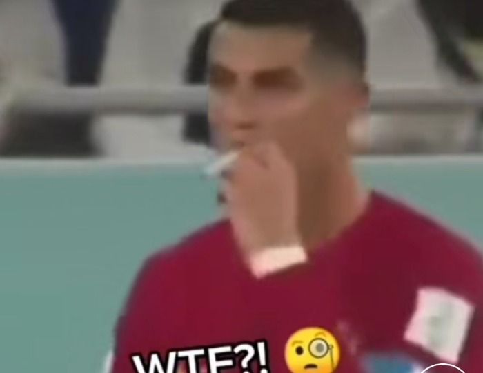 Cristiano Ronaldo fuma en un partido