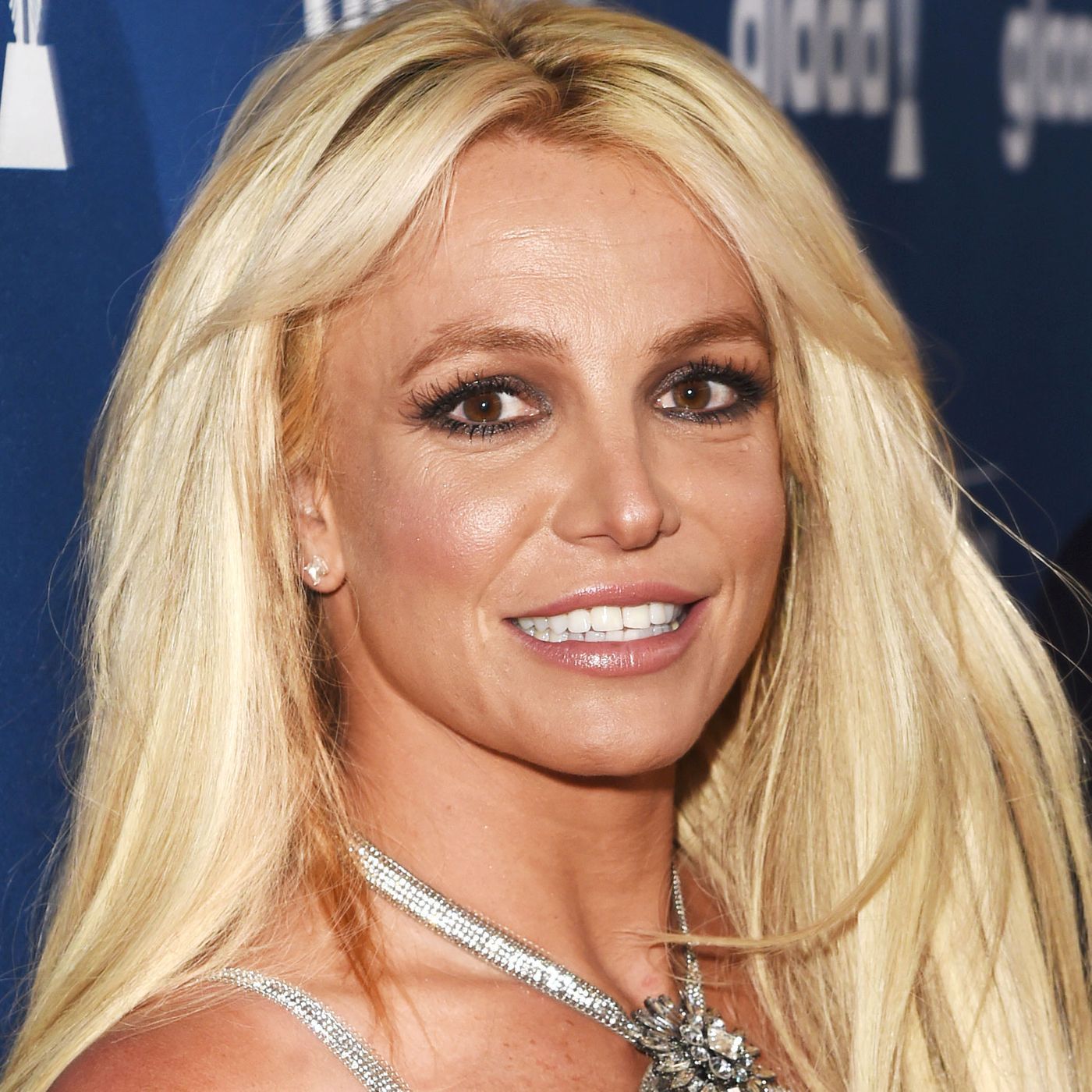 Britney Spears es acusada de lesbianismo y práctica de orgías con sus amigos