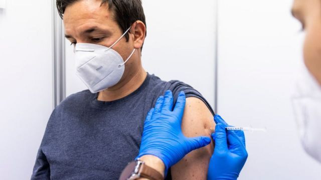 El gobierno de Pedro Sánchez confinará a los no vacunados a partir de este nuevo año