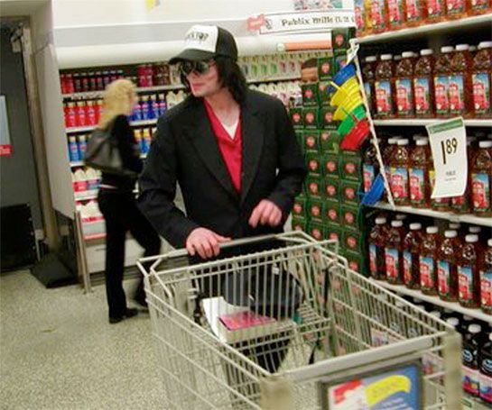 Encuentran a el famosa cantante Michael Jakson en un super mercado