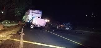 Choca auto contra camión en la Morelia-Maravatio; hay 2 fallecidos