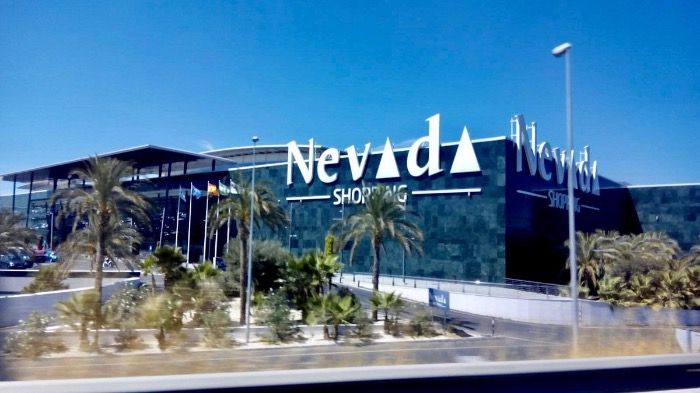 Cierre del centro comercial Nevada por licencia ilegal