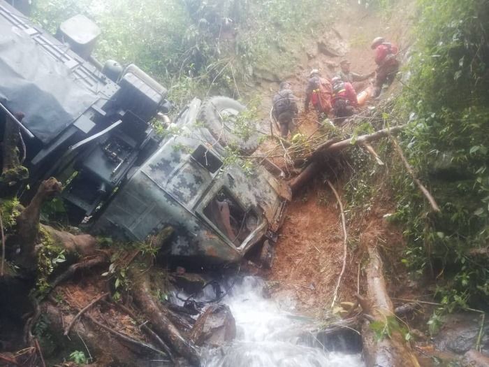 Personal de Fuerzas Armadas sufre lamentable accidente de tránsito en lago agrio