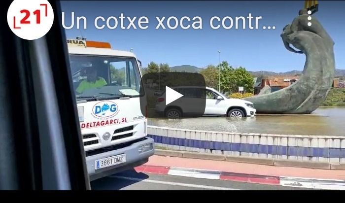Coche tiene aparatoso accidente adelantado camión basura en Tortosa