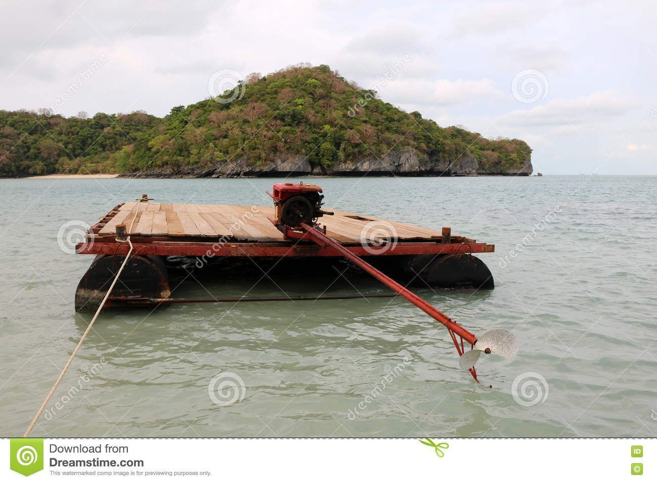 Llega a Cayo Hueso cubano en una balsa con motor de KARPATY