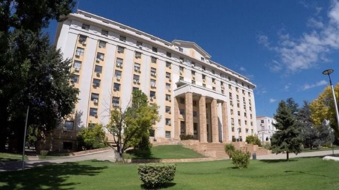 El Gobierno analiza el cese de personal de Casa de Mendoza por reiteradas tardanzas.