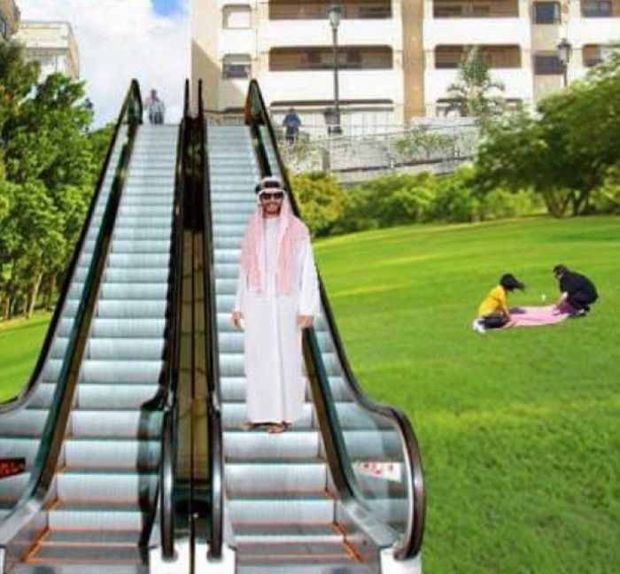 Un jeque de Qatar compra el parking de La Escalinata con el fin de montar una escalera mecánica para que bajen sus cojones.