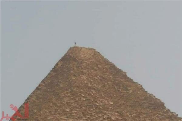 Turista ingresa ilegalmente a las pirámides de Egipto