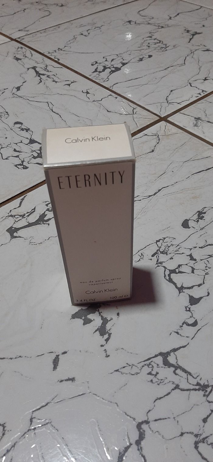 La marca de perfume Calvin Klein,tiene muchooo que explicar....