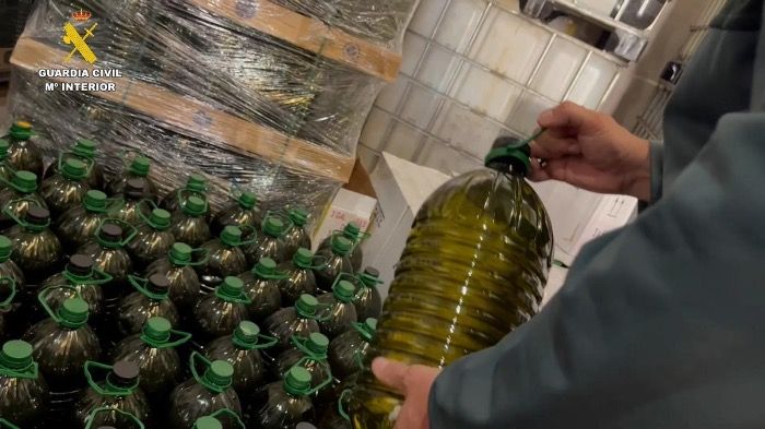 La Guardia Civil interviene en Murcia 3.400 litros de aceite adulterado para su venta fraudulenta como virgen extra