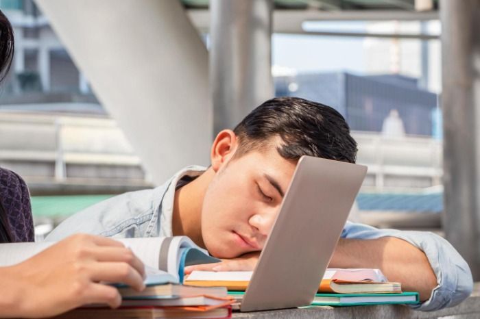 Descubren al estudiante con la habilidad de estudiar durmiendo