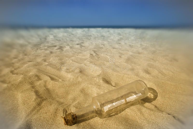 Más Botellas aparecen en las playas de Marbella y Málaga