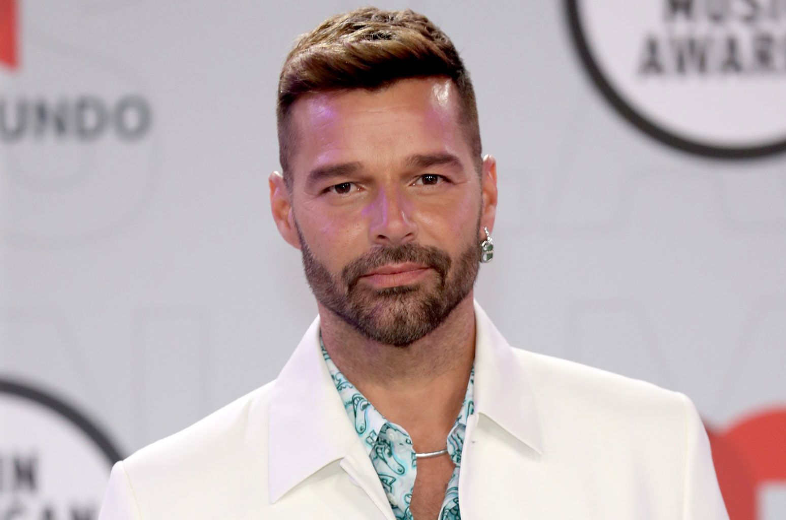 Ricky Martin es encontrado muerto en la puerta de su mansión.