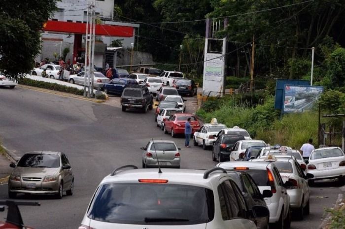 Usuarios denuncian a choferes del transporte público por bachaquear gasolina en el municipio Cabimas