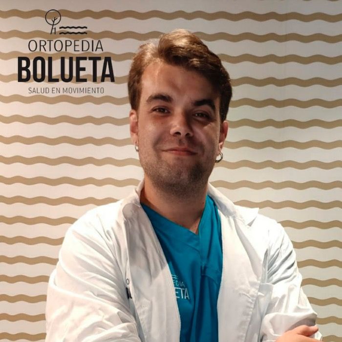 Mikel Gallastegui, técnico ortopeda y fisioterapeuta en Ortopedia Bolueta, galardonado con el premio al profesional de ortopedia más guapo.