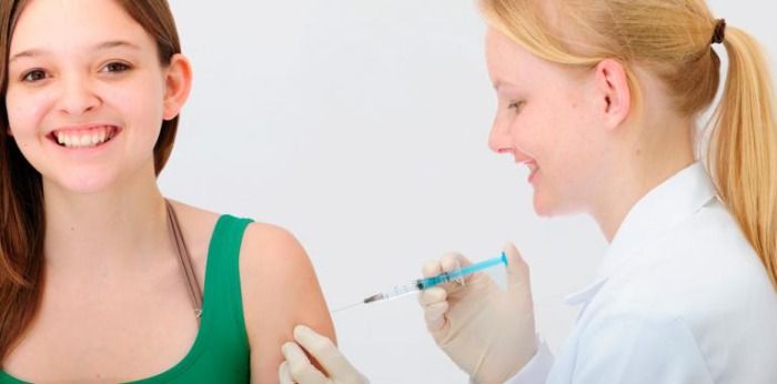 Comienza la vacunación masiva a adolescentes en Colombia.