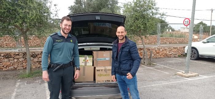 Parte un envío de productos de de primera necesidad para Ucrania, entregado por la Guardia Civil de Formentera