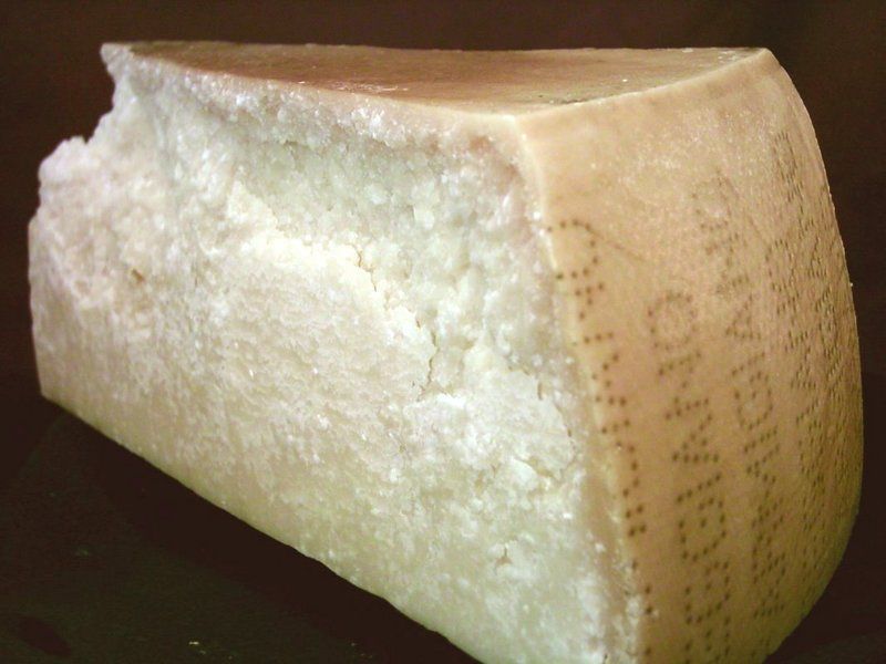 Todo sobre el parmigiano reggiano, el ancestral queso italiano que se descubre sus orígenes Españoles