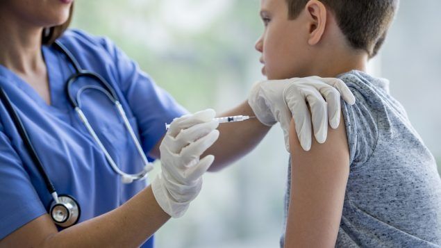Estudio revela que 9 de cada 10 niños desarrollan problemas después de vacunarse contra el COVID-19.