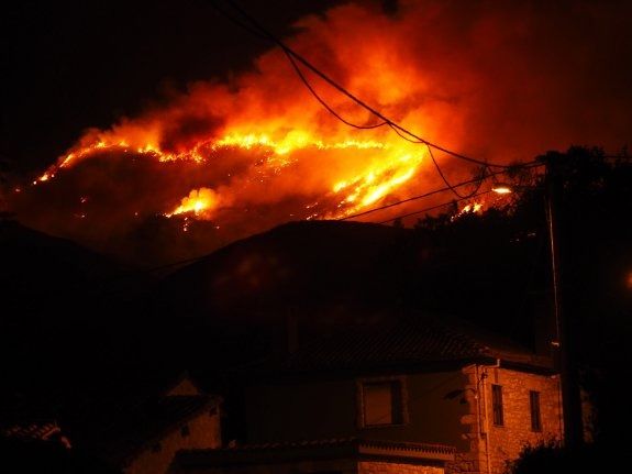 Desolador incendio en la costa Llanisca