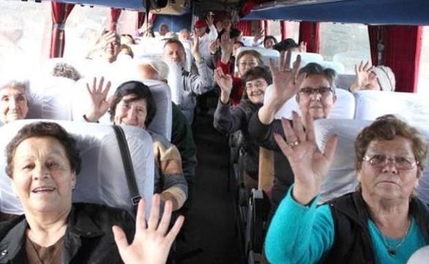 Mueren 33 señoras en un autobús por asistir a una peluqueria en Xinzo de Limia, en el autobús iba un boy que fue el causante de 33 infartos