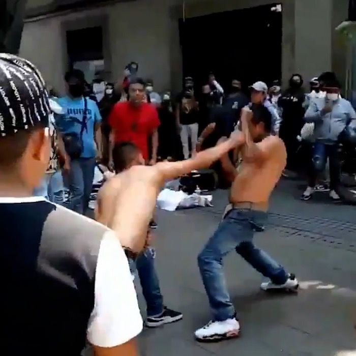 Joven y Señor se pelean en combi en Atizapan de Zaragoza
