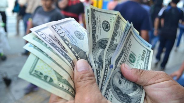 Venezuela anuncia por primera vez la baja del dólar en registros históricos