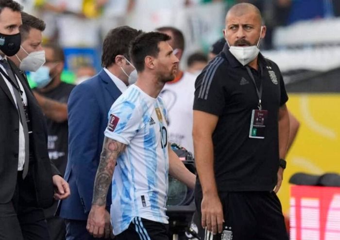 Partida pelas eliminatórias da copa é interrompida após fala de jogador argentino. ''Tobey Maguire não é o melhor homem aranha''