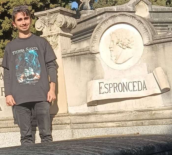 Carolo va al cementerio a rezar a Espronceda