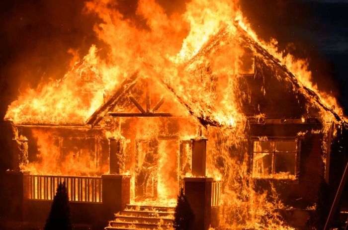 Hombre pierde su casa en un incendio, al elegir Travesura