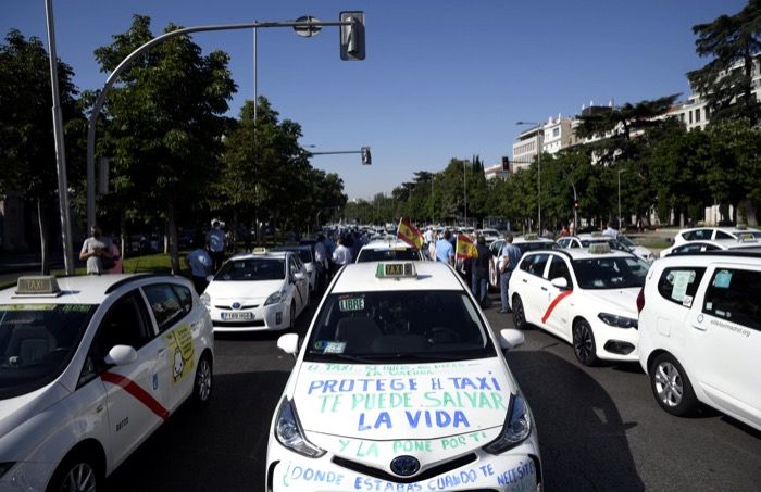 La Gremial del Taxi propone eliminar el luminoso y el taxímetro “por estética”
